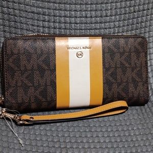 Michael Kors Zip Around Wallet